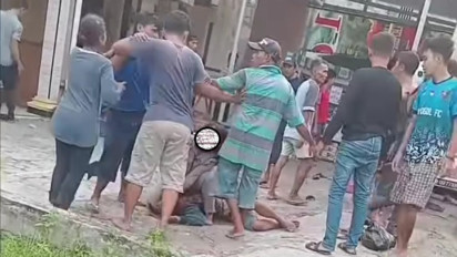 Pasutri di Gresik Nekat Bobol Mobil Sambil Bawa Anak yang Masih Kecil, Babak Belur Diamuk Massa