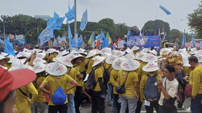Sejumlah Massa Buruh Pakai Topi Caping Bertuliskan Tolak Omnibus Law di Patung Kuda