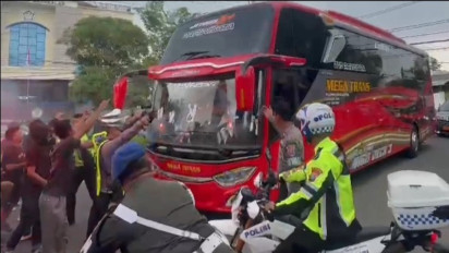 Dilarang Menonton Langsung Tim Kesayangan, Suporter Madura United Hadang Bus Pemain Arema FC