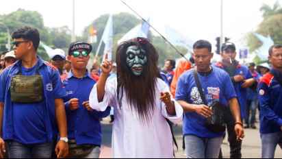 Ada 'Hantu' di Demo Hari Buruh Internasional di Patung Kuda