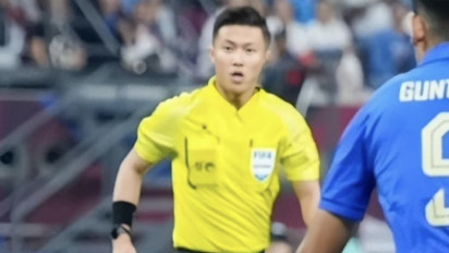 Geram! Pendukung Timnas Indonesia U-23 Pukul Wasit Shen Yinhao Pakai Piring