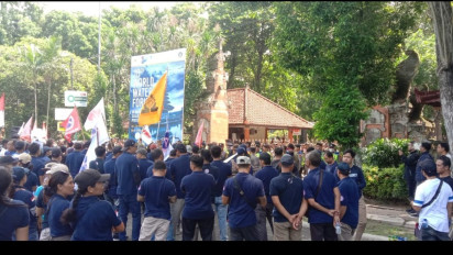 May Day di Bali, Ratusan Buruh Geruduk Kantor Gubernur Tuntut Sistem Kerja Kontak Dihapus