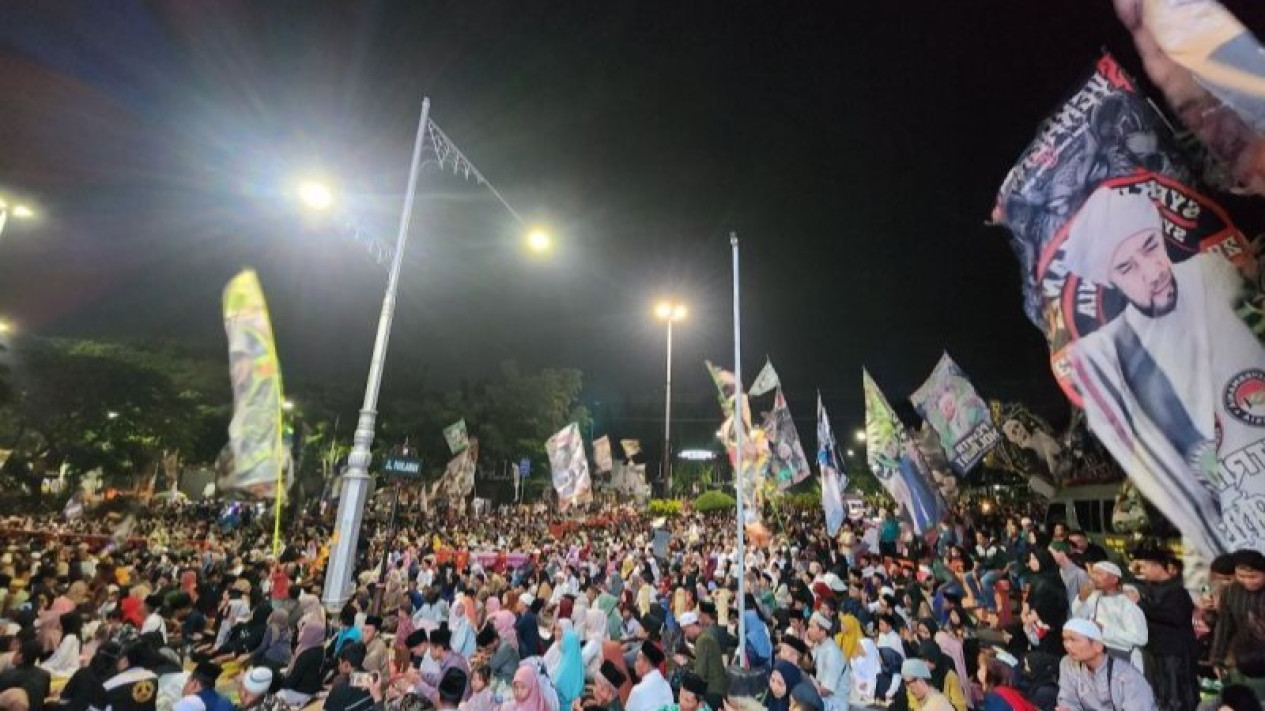 Ulama Solo Habib Syech Mendadak Ucapkan Terima Kasih ke TNI-Polri, Ini Alasannya
            - galeri foto