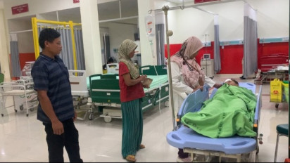 Rumah Tertimpa Balon Udara Disertai Petasan, Bapak dan Anak Asal Pacitan Dilarikan ke RSUD dr Harjono Ponorogo