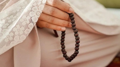 Ustaz Adi Hidayat: Ini Urutan Tertib Zikir Rasulullah SAW Setelah Shalat