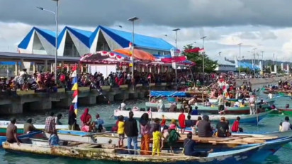 Parade Budaya Suku Bajau Meriahkan Konferensi Internasional SeaBRnet ke 15 di Wakatobi