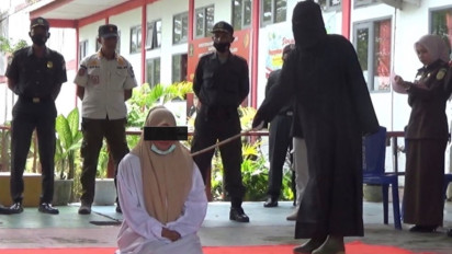 Sediakan Tempat Prostitusi, Pasangan Suami Istri di Aceh Barat Dihukum Cambuk