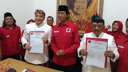 Dwi Tunggal Eri Cahyadi bersama Armuji Serahkan Formulir Pendaftaran Bacawali Kota Surabaya ke Kantor DPC PDIP Surabaya