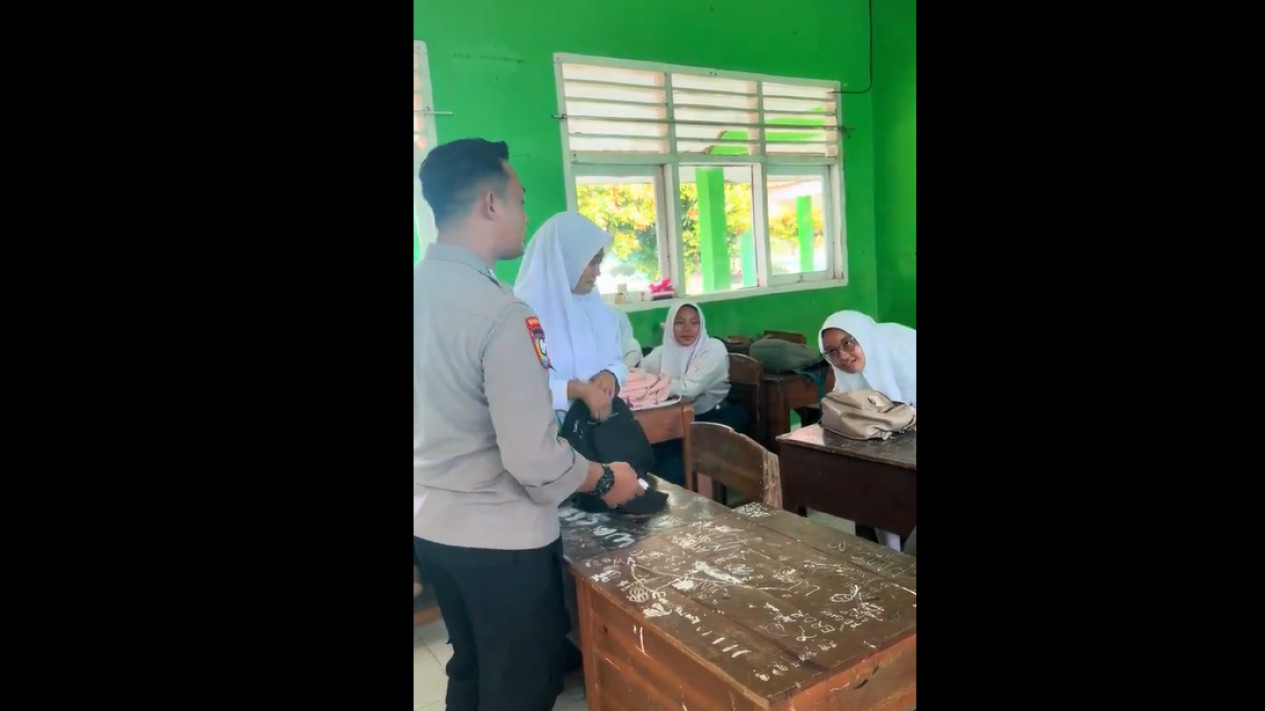 Viral Polisi Razia Kosmetik Milik Siswi SMP, Netizen: Mending Urus Preman
            - galeri foto