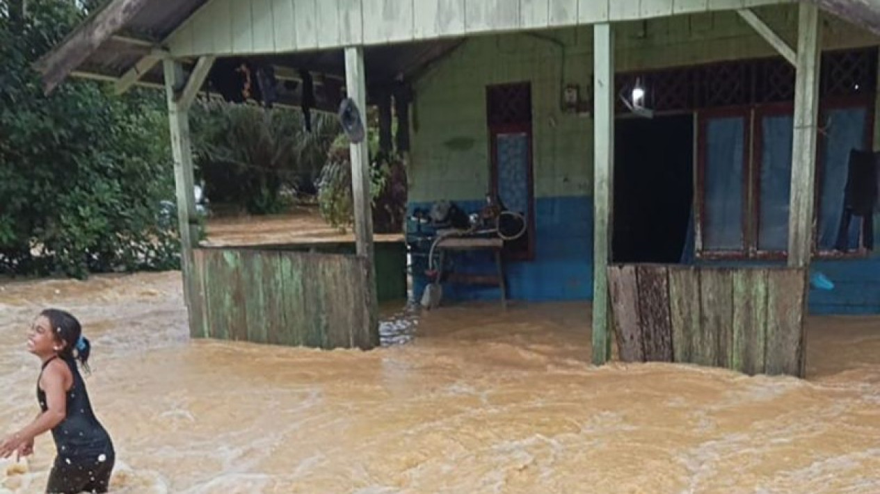 Memilukan, Ratusan Warga Terdampak Banjir Dipicu Hujan Tinggi di Subulussalam
            - galeri foto