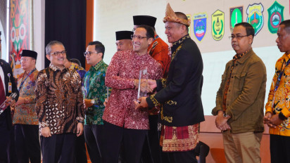 Kado Istimewa Hardiknas 2024, Bupati OKU Timur Ir H Lanosin MT Terima Penghargaan dari Mendikbudristek