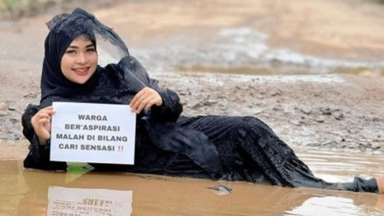 Selebgram Ummu Hani Pose Bak Foto Model di Jalan Rusak Lampung Selatan, Mention Menteri PUPR hingga Gibran
            - galeri foto