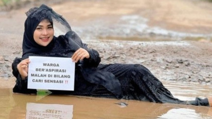 Selebgram Ummu Hani Pose Bak Foto Model di Jalan Rusak Lampung Selatan, Mention Menteri PUPR hingga Gibran