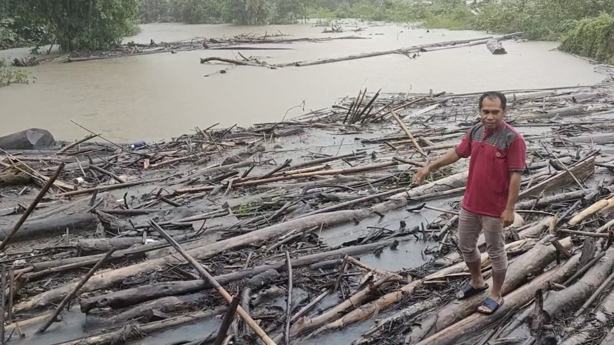 Sudah Sepekan Puluhan Rumah di Desa Lasembangi Buton Terendam Banjir, Warga Beraktivitas Gunakan Rakit
            - galeri foto