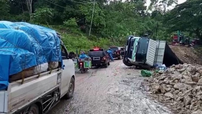 Mobil Truk Terbalik di Lokasi Longsor Kulinjang Picu Kemacetan Panjang di Jalur Trans Sulawesi