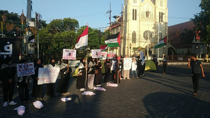 Puluhan Mahasiswa Tergabung dalam Solidarity Camp For Palestine Gelar Aksi Demo di Kayutangan Haritage Kota Malang