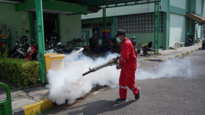 Cegah Demam Berdarah, Petugas Lakukan Fogging di Asrama Haji Sukolilo Surabaya