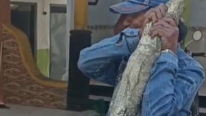 Seekor Biawak Besar Berkeliaran di Dalam Musala, Ditangkap Warga Bangkalan