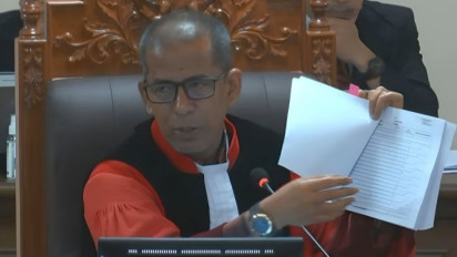 Curigai Tanda Tangan Pemilih Mirip, Hakim MK Saldi Isra Cecar Bawaslu Bangkalan di Sidang Sengketa Pileg 2024