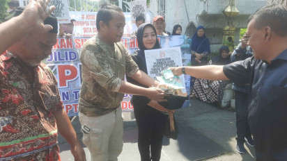 Ratusan Warga Sidoarjo Demo Segel Pendopo dan Galang Dana untuk Antar Bupati Muhdlor ke KPK