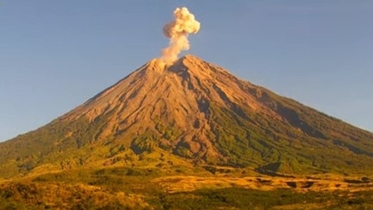 Gunung Semeru Alami 2 Kali Erupsi Selasa Pagi Ini, Kolom Abu Letusan Mencapai 800 Meter