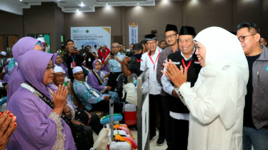 Jatim Sumbang Kloter Jemaah Haji Terbanyak, Khofifah: Pertama Kalinya Embarkasi Surabaya Dapat Layanan Fast Track