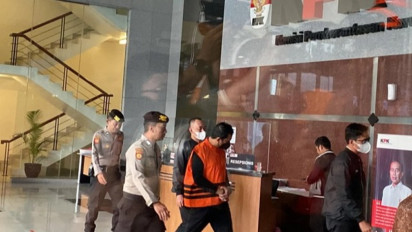 Gus Mudhlor Resmi Ditahan KPK, Pakai Baju Orange dan Tangan Diborgol