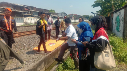 Ingatkan Suami yang Terobos Palang Pintu Kereta Api, Sang Istri Malah Terjatuh Terus Tertabrak KA Sembrani