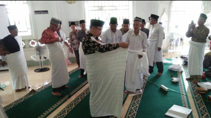 Kemenag  Bagi Tips Cara Pakai Kain Ihram pada Laki-laki, Simak Penjelasannya