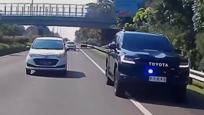 Viral Mobil Mewah Hitam Nyalip Gunakan Bahu Jalan dengan Kecepatan Tinggi di Ruas Tol Pasteur