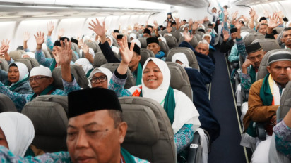 Baca Doa saat Jamaah Duduk di Dalam Pesawat Sebelum Berangkat Ibadah Haji