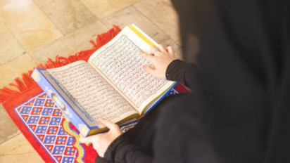 Bacaan Al-Qur'an Surat Al-Isra Ayat 26-30 Lengkap Tulisan Arab, Latin, dan Artinya