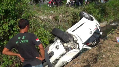 Tabrakan dengan Mobil Boks, Minibus Terjun ke Sungai Juwiring Klaten
