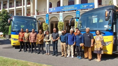 Gandeng PT VKTR, Kementerian Investasi Hibahkan 3 Unit Bus Listrik kepada UGM