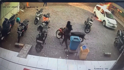 Foto-foto Pria Bakar Mobil dan Rumah Mantan Istri karena Menolak Diajak Rujuk, Palaku Juga Niat Lakukan Hal Kejam Ini