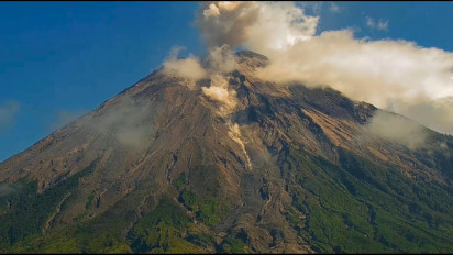 Gunung Semeru Luncurkan Guguran Material Vulkanik Sejauh 1.000 Meter, BPBD: Masih Jauh dari Pemukiman