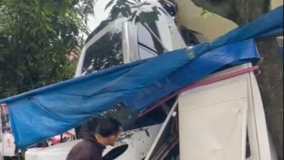 Melaju Kencang dan Hilang Kendali, Mobil Sport Porsche Tabrak Tembok Sat Sabhara Polrestabes Medan