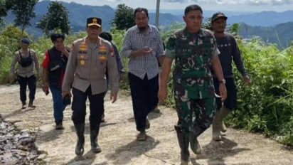 Kapolda Sulsel dan Pangdam Hasanuddin Tinjau Korban Banjir di Luwu