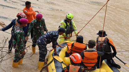 TNI AL dengan Tim SAR Gabungan Evakuasi Warga Desa Kadundung dan Saronda Kabupaten Luwu