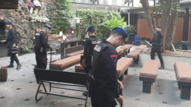 Polisi Lakukan Penjagaan saat Misa Kenaikan Yesus Kristus di Gereja Katedral