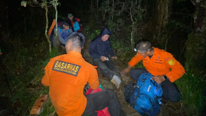Adakan Kelulusan di Gunung Lompobattang, Pelajar Dievakuasi Tim Sar