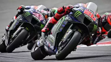 Pembalap Monster Energy Yamaha Fabio Quartararo (depan) dan Alex Rins (belakang) saat melakoni rangkaian balapan MotoGP Portugal di Sirkuit Algarve Portimao, 22-24 Maret 2024.