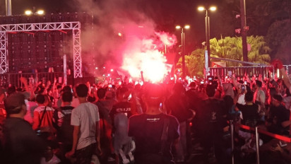 Suporter Ultras Garuda Tak Berhenti Nyanyikan dan Teriakan Yel-yel saat Acara Nonton Bareng Timnas Indonesia U-23 vs Guinea U-23 di GBK