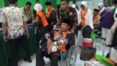 Rombongan Kloter Pertama Asal Bojonegoro dari Lima Kloter Tiba di Asrama Haji Sukolilo.