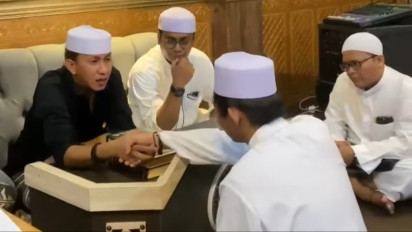 Pria Keturunan Tiongkok Ucap Kalimat Syahadat dan jadi Mualaf di Hadapan Habib Bahar bin Smith, Nama Aslinya Diganti HBS: Namamu Ganti Jadi...