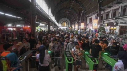 Ada Wacana Penumpang Bersubsidi KRL Pakai NIK, Jumlah Penumpang KAI Commuter Naik 15 Persen  Dalam Delapan Bulan