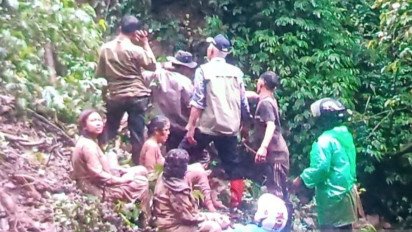 Detik-detik Gubernur Sumbar Evakuasi Korban Longsor di Jurang