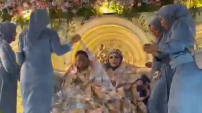 Unik! Tradisi Pengantin Dikalungi Uang di Resepsi Pernikahan Bangkalan, Ada Uang Rupiah hingga Dolar