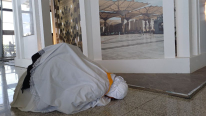 Sebanyak 393 Jemaah Haji Indonesia Tiba di Bandara AMMA Madinah Dihiasi Sujud Syukur