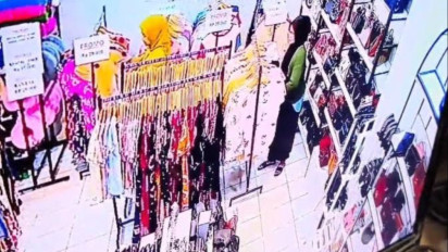 Asik Mencuri di Toko Aksesoris, Emak-emak di Bengkulu Terekam CCTV